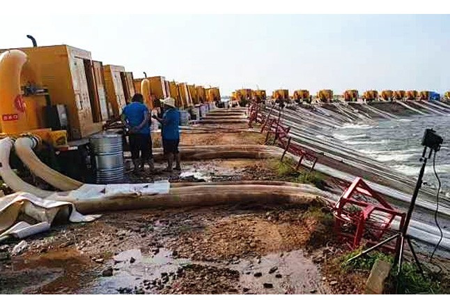 鄭州神龍排澇泵車在鄱陽湖搶險現場發(fā)揮重要作用