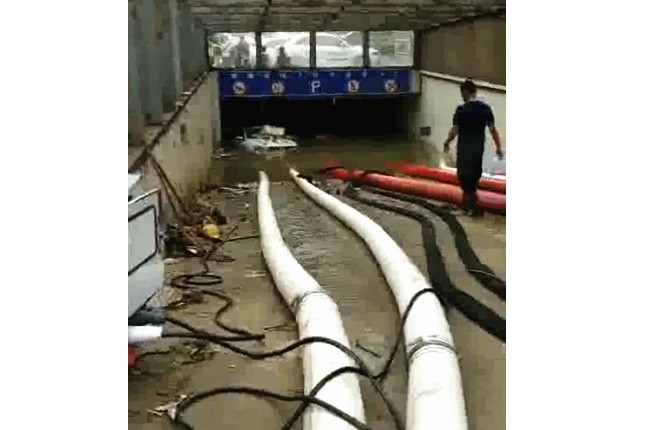 二環(huán)支路沙口路，山東消防兩臺，我們?nèi)_潛水泵同時運行，一切正常了